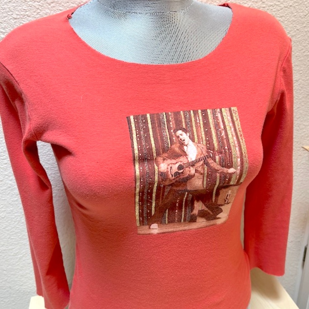 Elvis Stretchy Comfy Coral T-shirt. Designed by L.A. Artists. EUC. a GEM!